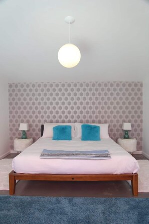 3 bedrooms, desk, iron/ironing board, free WiFi