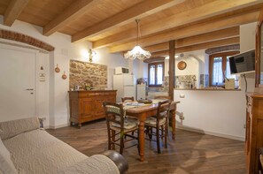 Dining - Dimora Laura - Romantic with open wood stove (Sant'Ambrogio Di Valpolicella)