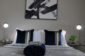 Room - Château Living, King Bed & Private Chef! (Riverdale)