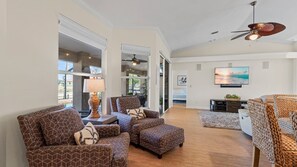 Smart TV - Manatee Oasis - 3 bed/2 bath Electric Heated Pool and Spa w/Kayaks (Cape Coral)