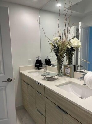 Tina con regadera, secadora de cabello, toallas, jabón 