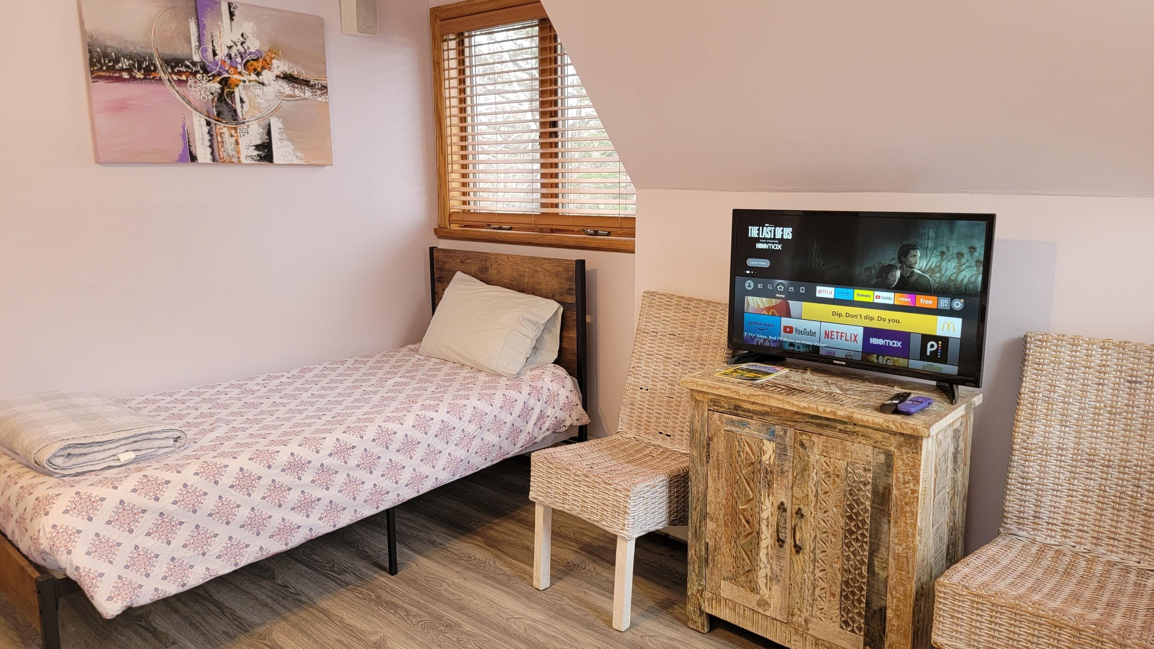 8 bedrooms, desk, iron/ironing board, travel cot