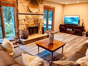 Smart TV, fireplace, table football, stereo - Spacious Riverfront Getaway in the Heart of the White Mountains (Carroll)