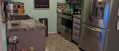 Kühlschrank, Mikrowelle, Ofen, Herdplatte