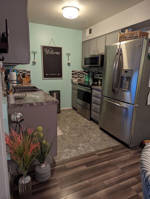 Refrigerador, microondas, horno y parrilla de estufa 