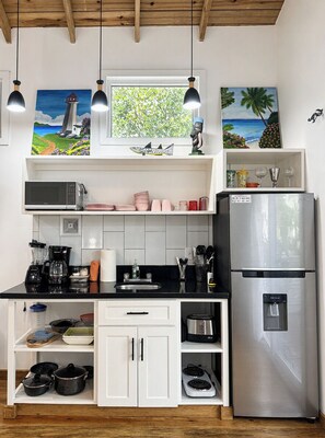 Coffee/tea maker, fridge, microwave, stovetop