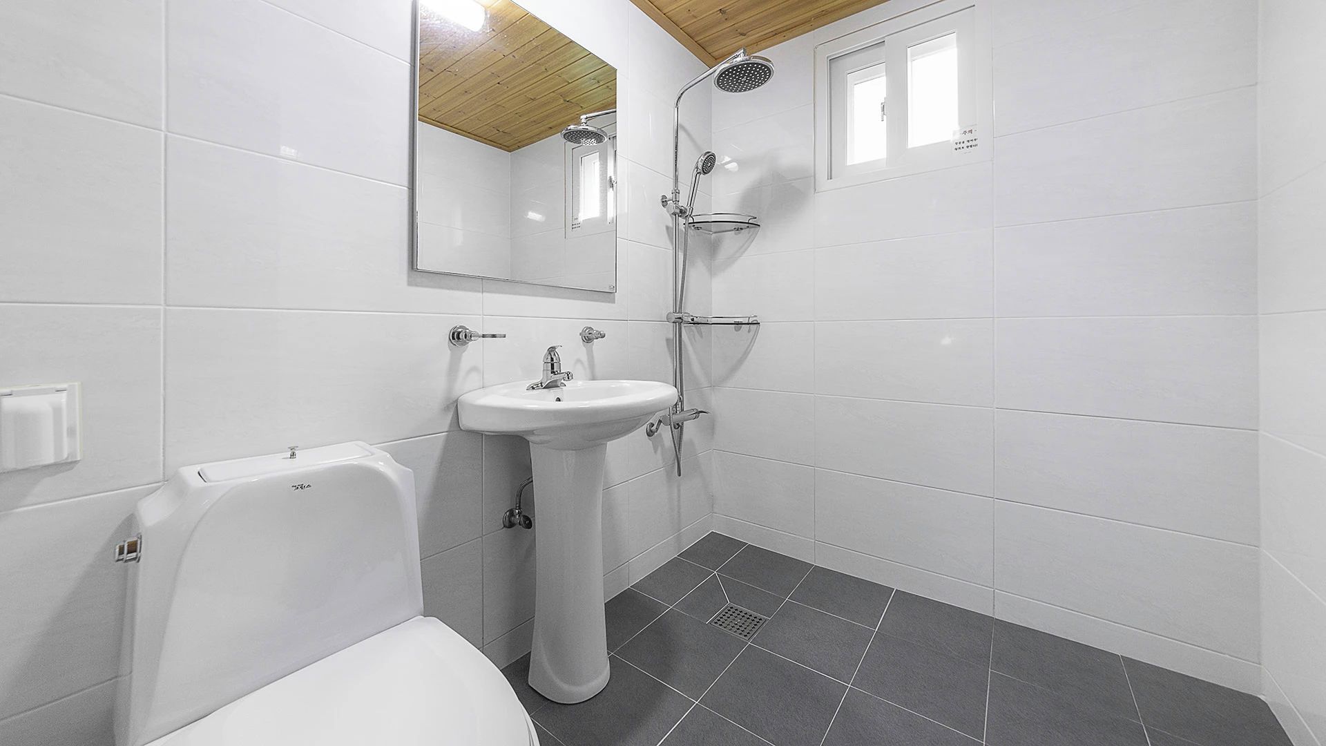 Une salle de bain avec une baignoire, un lavabo et une douche.