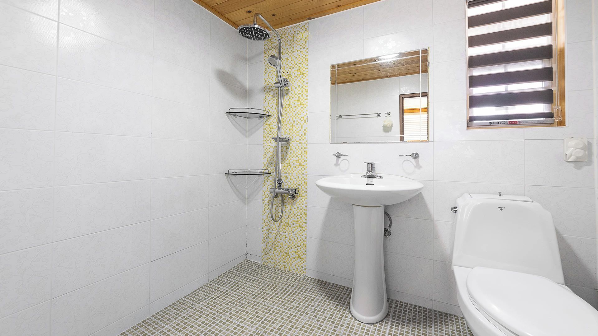 Ein Badezimmer mit Dusche, Waschbecken und Toilette.