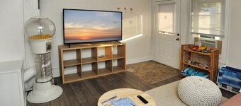 Peach by the Beach! 1 Bdrm Apt close to downtown