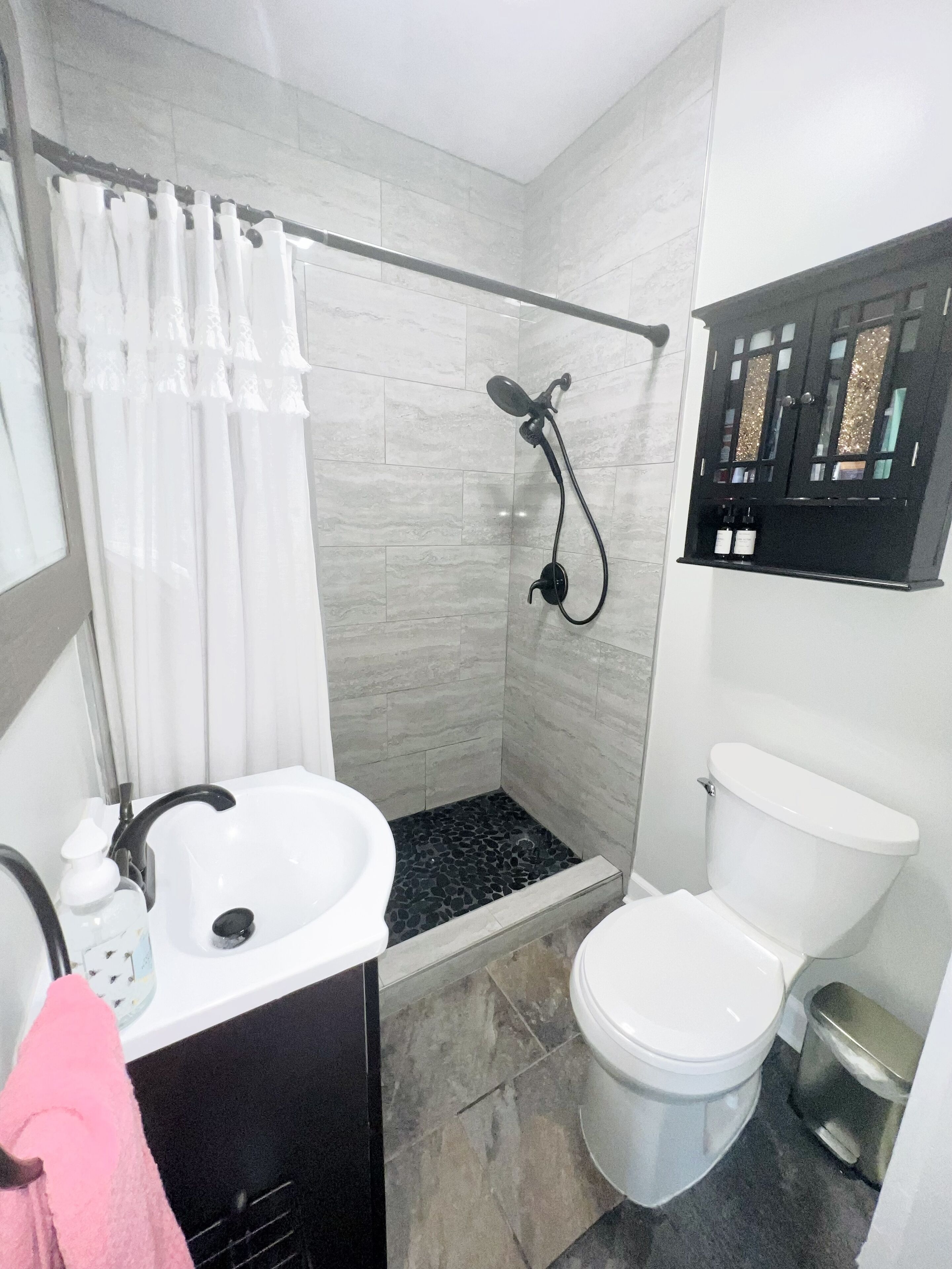 淋浴设施、吹风机、毛巾、肥皂