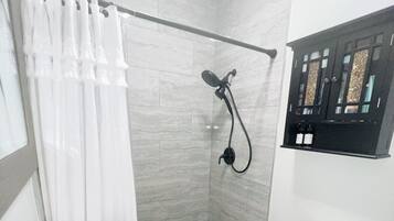 Een douche, een haardroger, handdoeken, zeep