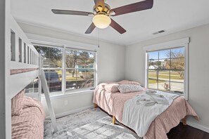 2 bedrooms, iron/ironing board, WiFi, bed sheets - the blessing (Kill Devil Hills)