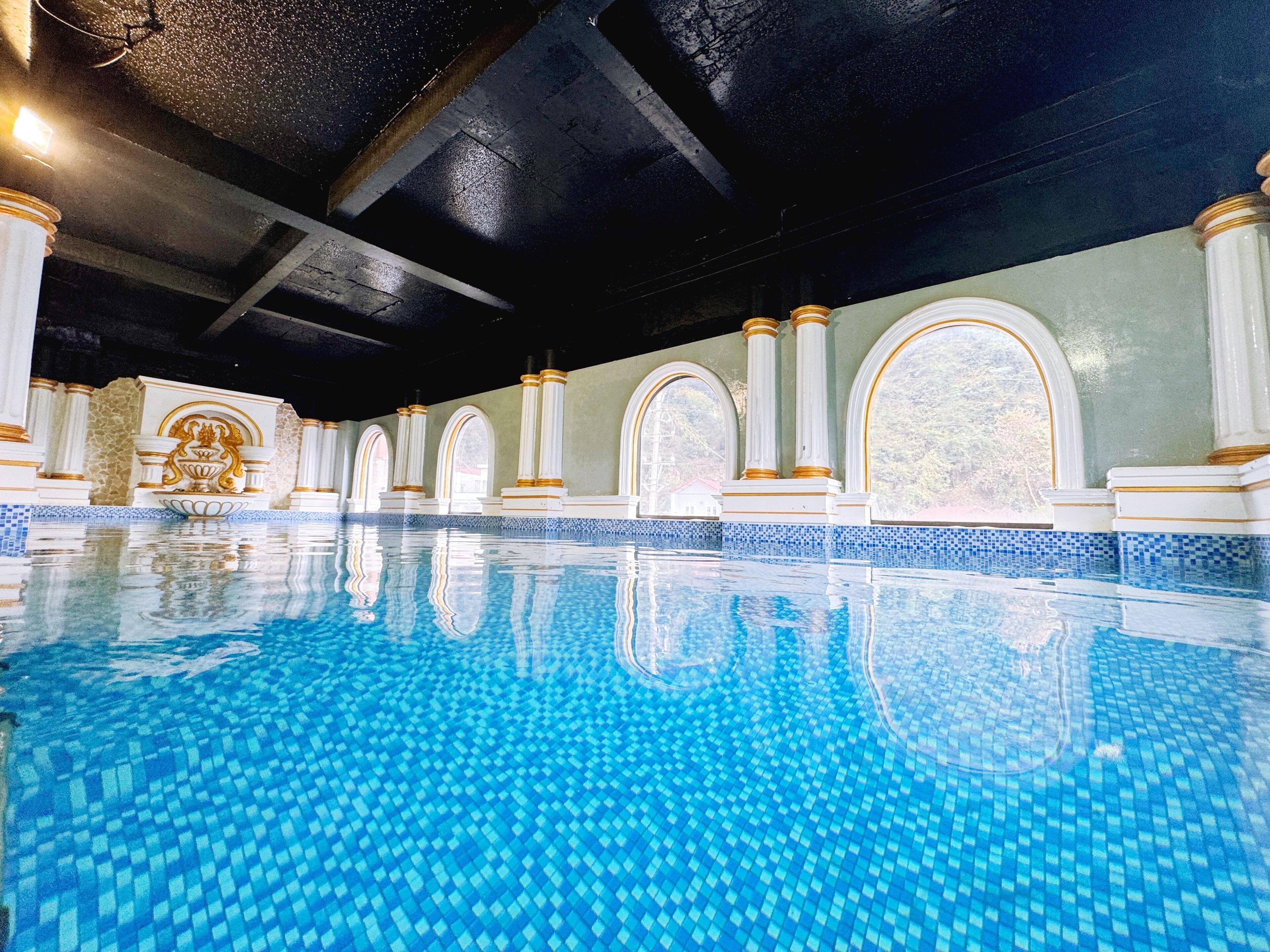 Innenpool, Rettungsschwimmer vor Ort