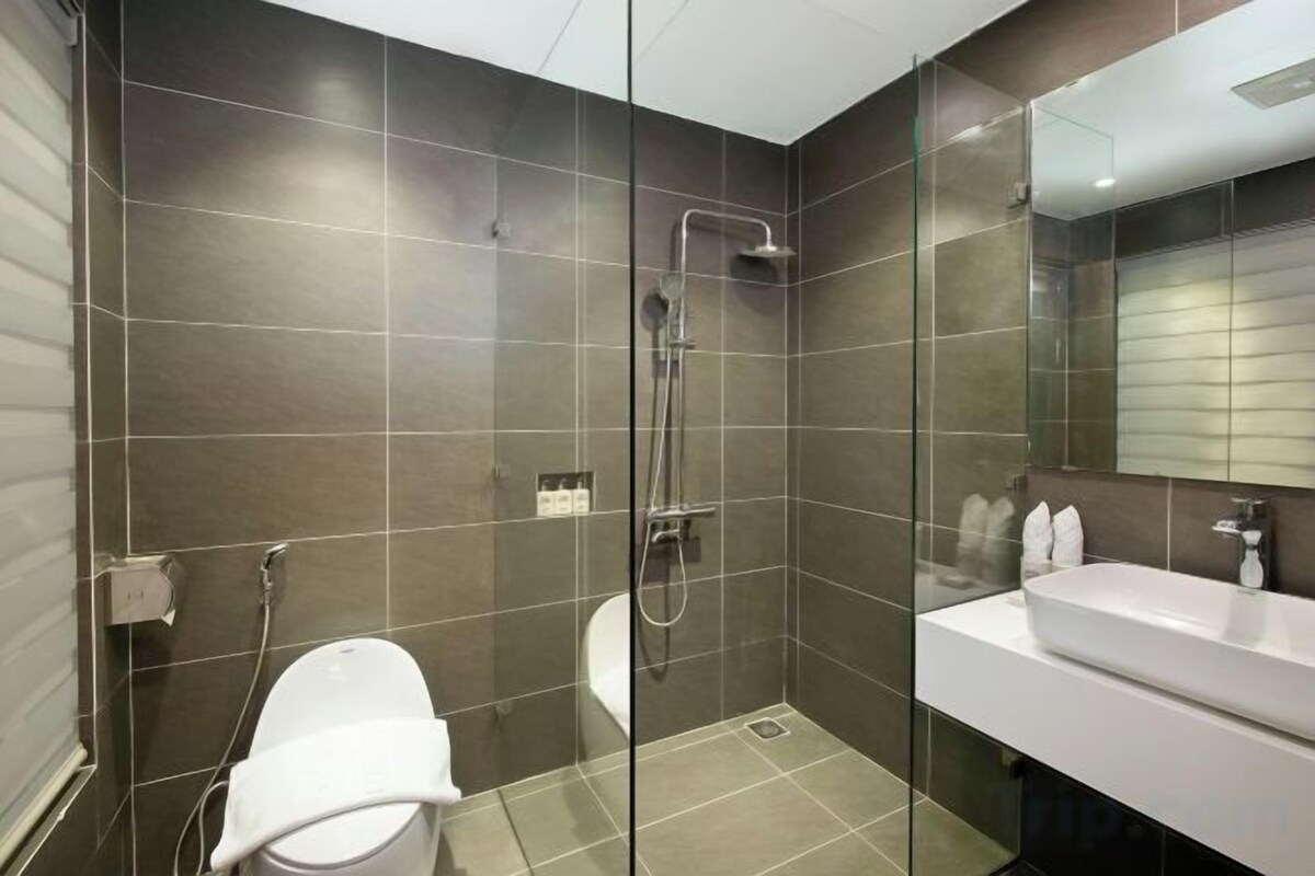 Bathroom | Hydromassage showerhead, free toiletries, hair dryer, bathrobes