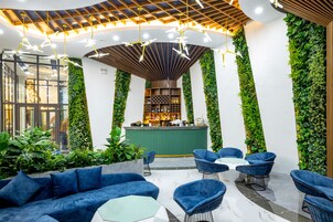 3 bares, bar junto a la piscina