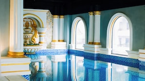 A swimming pool with ornate columns and a tiled edge. - Glenda Tower Moc Chau Hotel (Moc Chau)