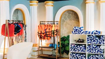 屋内プール、営業時間 6:00 ~ 19:00、ライフガード配置