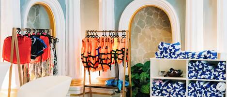 Innendørsbasseng og badevakt