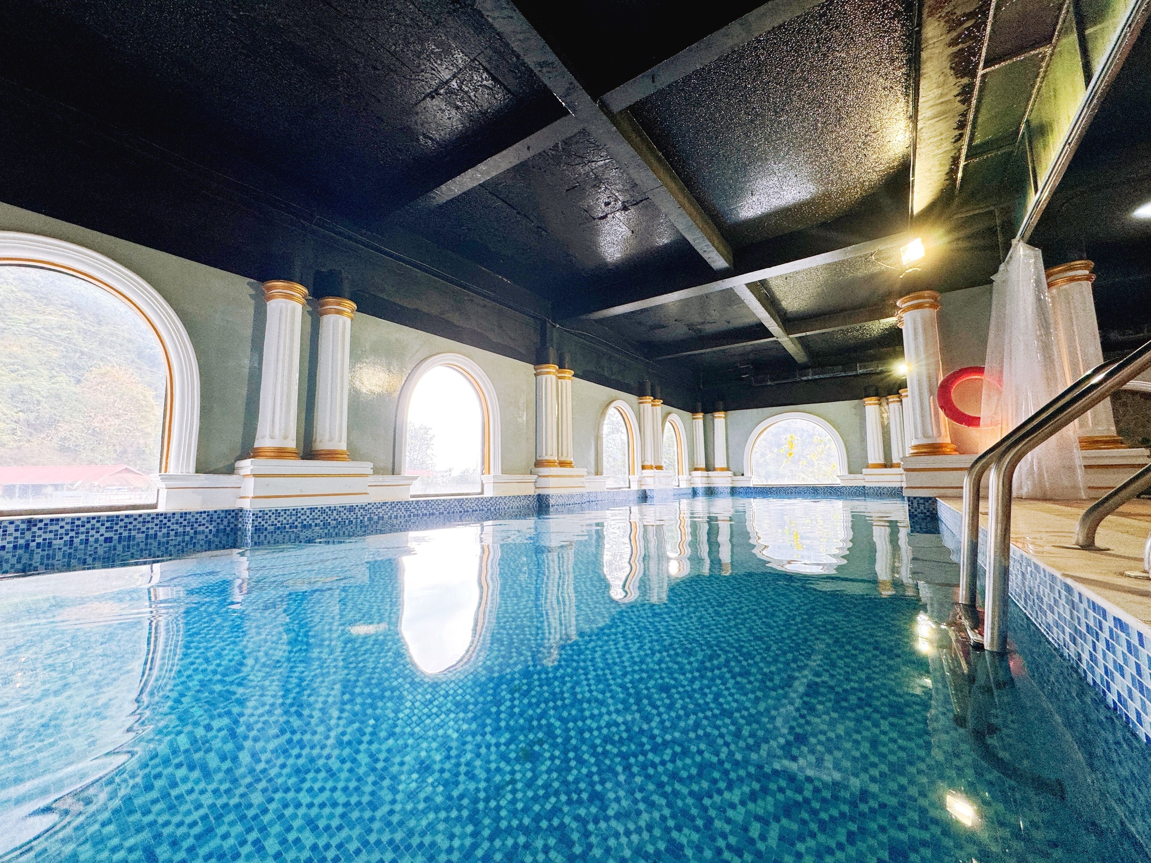 Una piscina techada, guardavidas en la propiedad