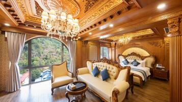 Executive Suite | Minibar, in-room safe, desk, laptop workspace