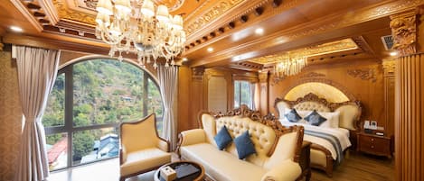 Executive Suite | Minibar, in-room safe, desk, laptop workspace