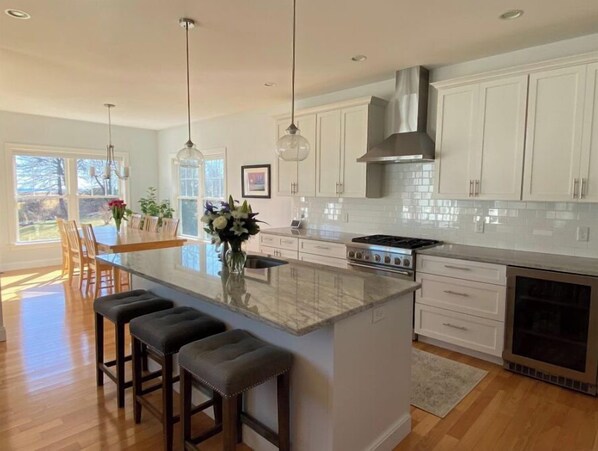 ثلاجة، ميكروويف، فرن، موقد طهي مسطح