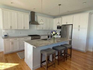 ثلاجة، ميكروويف، فرن، موقد طه�ي مسطح