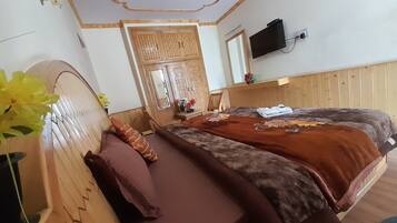 8 bedrooms, internet