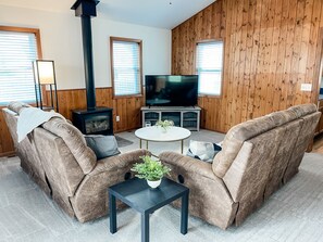 Una Smart TV, una chimenea, libros