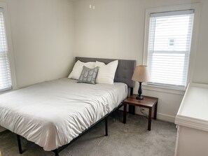 3 chambres, bureau, fer et planche à repasser, lit parapluie