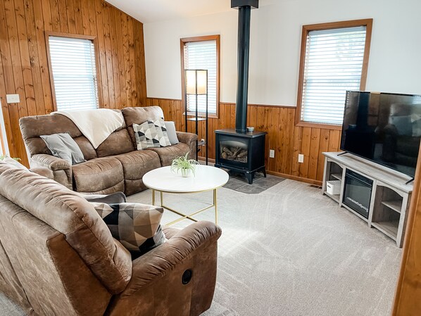 Una Smart TV, una chimenea, libros