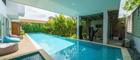 Hồ bơi ngoài trời