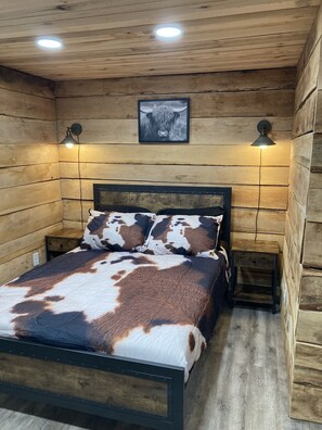 3 bedrooms, free WiFi, bed sheets - Peaceful cabin in the center of riding country!  (Duff)