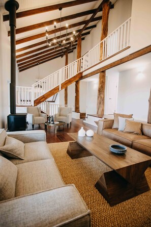 Vintners Residence | Wohnbereich | 40-Zoll-Smart-TV mit Digitalempfang, Fernseher, Kamin