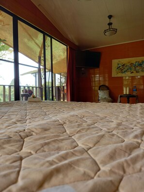 1 bedroom, bed sheets