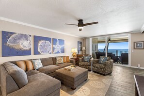 Een smart-tv, boeken en een stereo