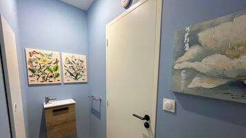 Douche, sĂšche-cheveux, serviettes fournies, savon