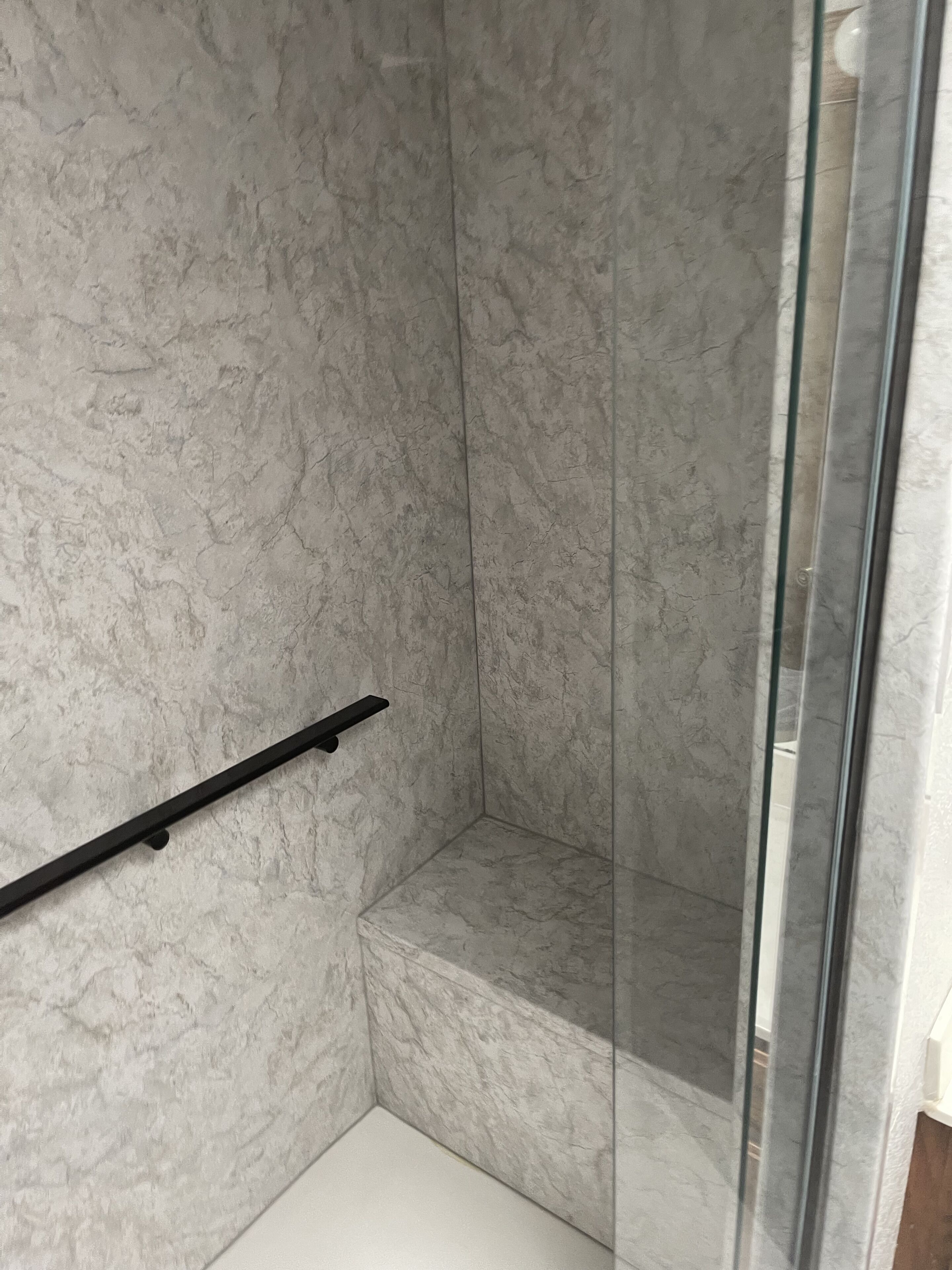 Ensemble baignoire-douche, serviettes fournies, papier de toilette