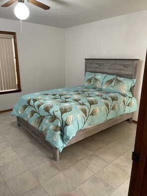 2 slaapkamers, een strijkplank/strijkijzer, gratis wifi, beddengoed
