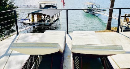 Welcome to "The Lilly Pad" Waterfront Resort Cottage at Smith Lake!