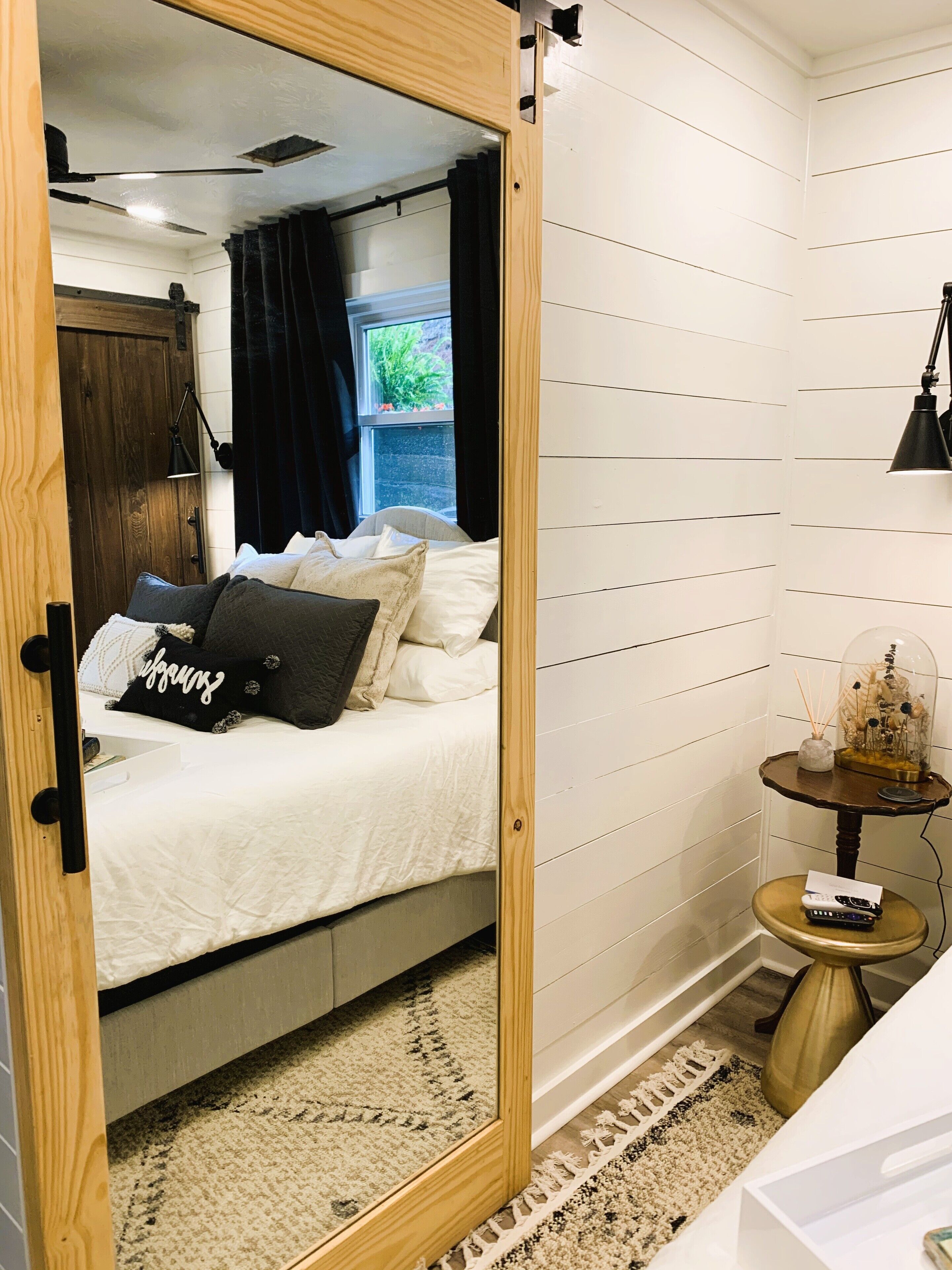 2 bedrooms, travel crib, free WiFi, bed sheets