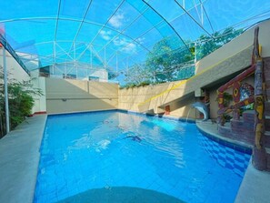 Una piscina cubierta
