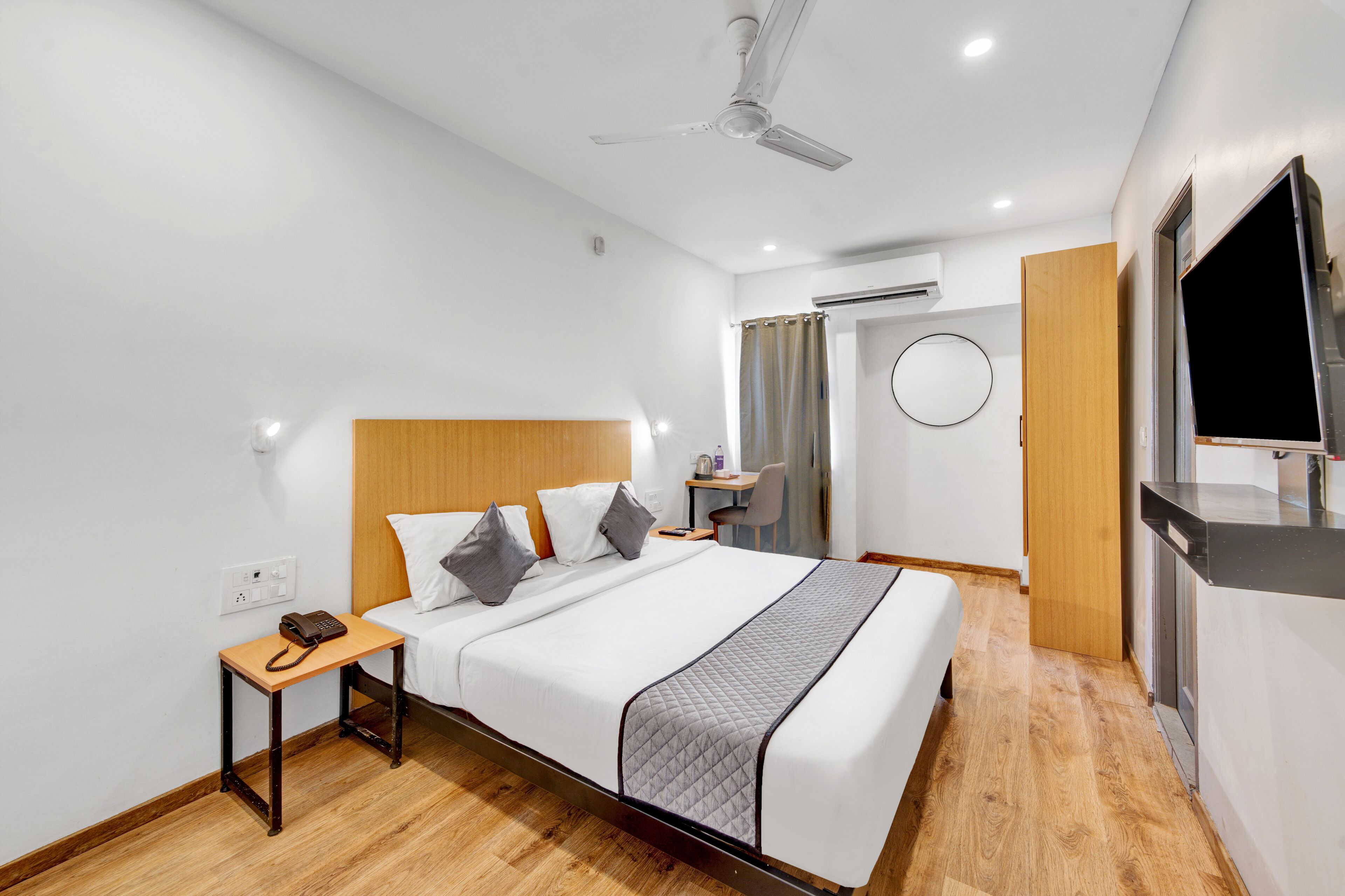 Deluxe Double Room | Hypo-allergenic bedding, desk, laptop workspace, blackout curtains