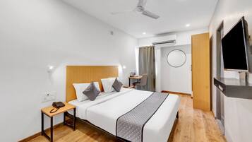Deluxe Double Room | Hypo-allergenic bedding, desk, laptop workspace, blackout curtains