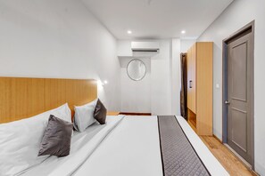 Dobbeltrom – deluxe | Allergitestet sengetøy, skrivebord og skrivebord for bærbar PC