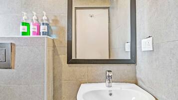 Kamar Double Deluks | Kamar mandi | Shower, perlengkapan mandi gratis, pengering rambut, dan handuk