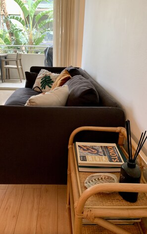 Smart TV, computer monitors - Lovely 1 bedroom apartment - 10 min from the beach and train station (Bondi)