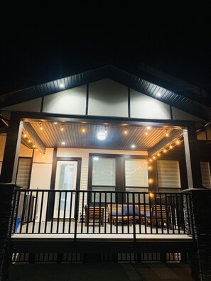 Terrace/patio - Stylish, clean&cozy new 2 bedroom guest suite (Abbotsford)