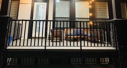 Stylish, clean&cozy new 2 bedroom guest suite
