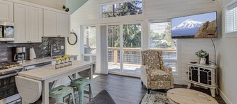 Impeccable Guest House, New Furnishing, Near Downtown. EV Charger, Dog Friendly, Deck, Enclosed Yard